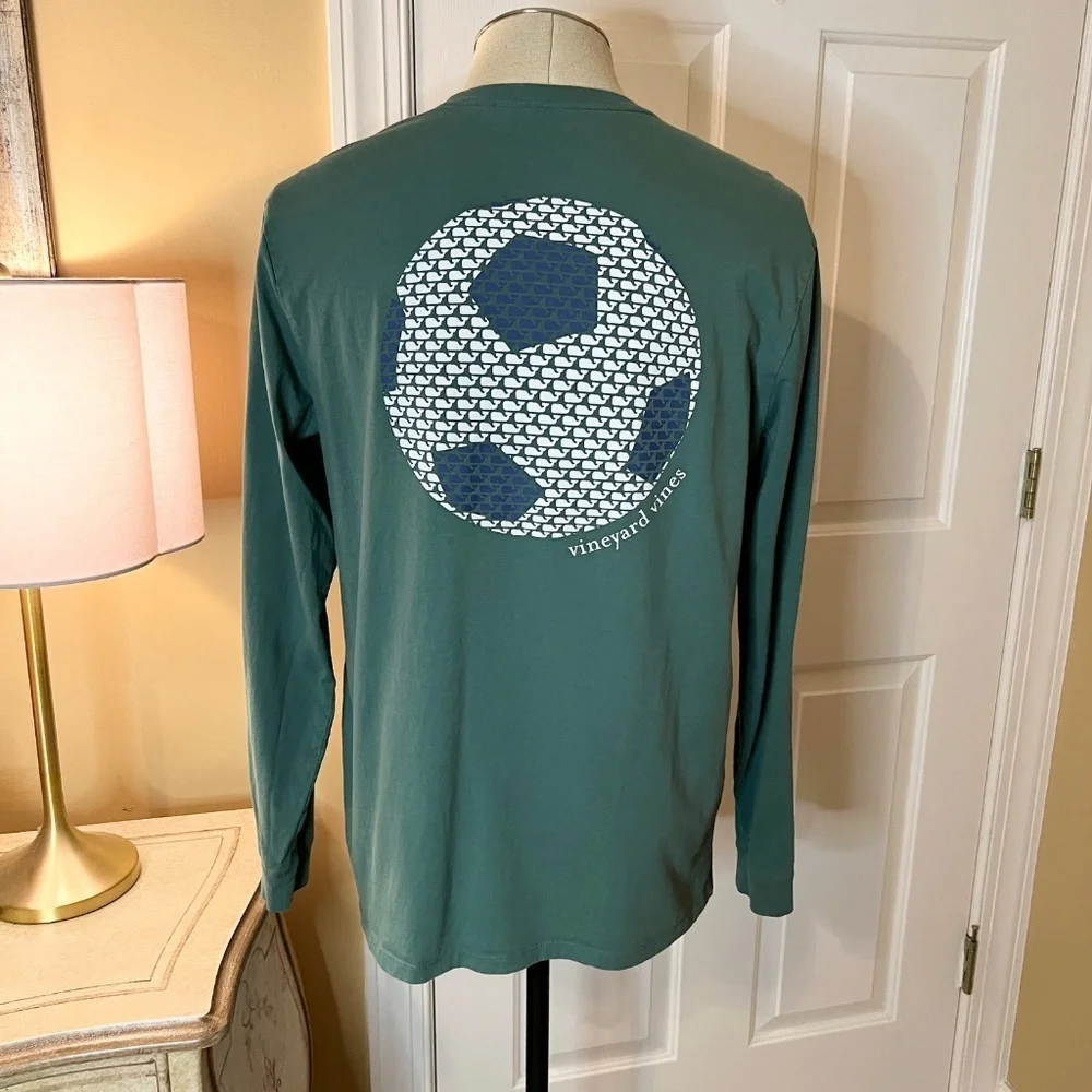 EUC Men's Vineyard Vines Olive Green Long Sleeve Soccer Ball T-Shirt Tee MEDIUM